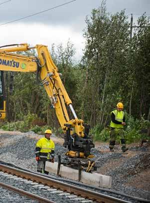 Kaapelikourun asennus. Engconiin on kytketty Sundströmin oma työlaite, joka tarttuu ja irrottaa otteensa betonikourusta hydraulisesti.