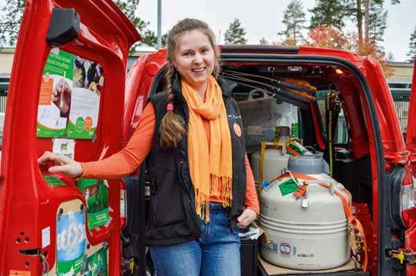 ihmiset palvelun takana Toiveammattiin oppisopimuksella Seminologi Natalia Pitkänen nauttii työstään mukavien ihmisten ja eläinten parissa.