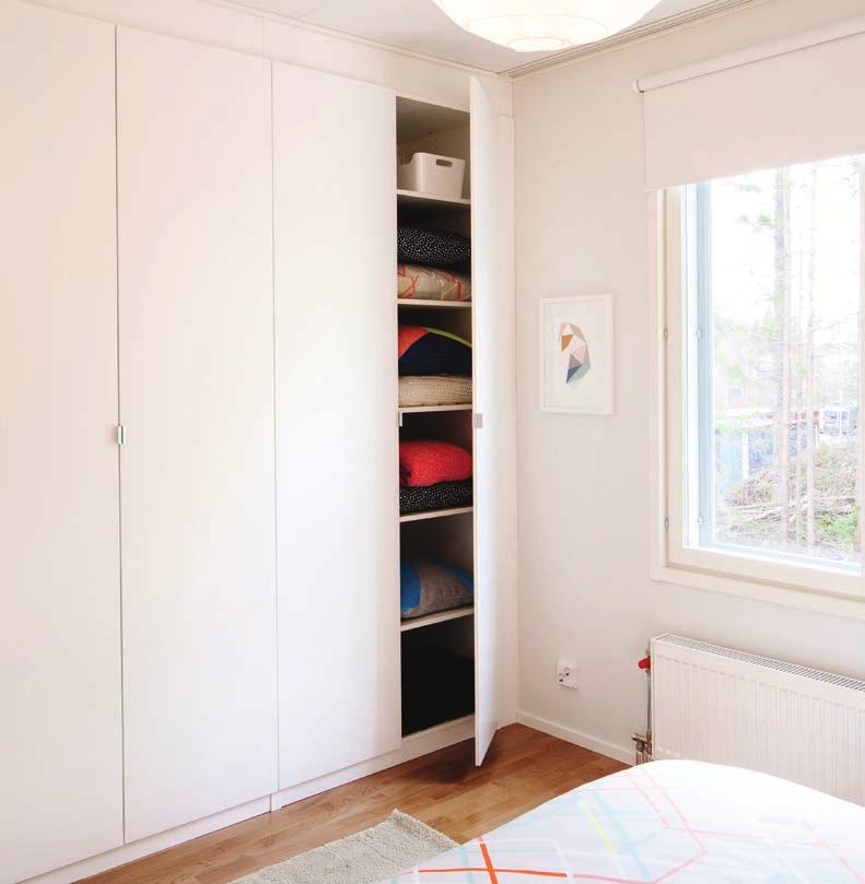 Vaatehuoneen säilytysjärjestelmä: IKEA ALGOT -sarjaa. Hyllyjä ja vaatetangot.