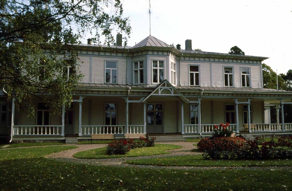 10b. Sienimäen kartano Sienimäen kartano on Imatran vanhin asuinrakennus. Se edustaa uusklassista empire-puurakennustyyliä ja on peräisin 1800-luvun alusta.