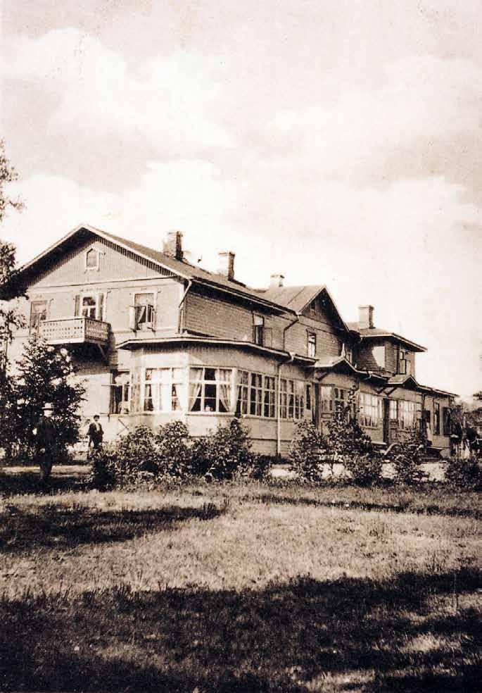 Nykyistä kivirakennusta edelsi puinen hotelli, jossa toimi Venäjän vallankumouksen aikana vallankumouksellisen taistelujärjestön päämaja.
