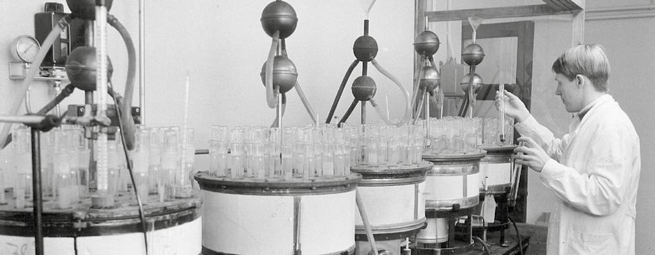 kemiallisessa laboratoriossa.