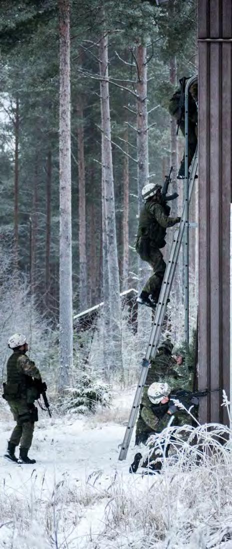 Innovaatio ja adaptaatio puolustusjärjestelmän kehittämisen ajureina Puolustusjärjestelmän kehittämisen ymmärretään tuovan jonkinasteista muutosta olemassa oleviin päämääriin, organisaation