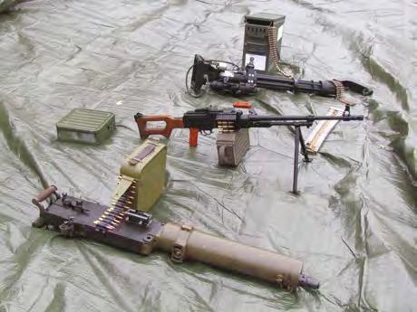 Kuva 6. Konekiväärien kehityskaari: etualalla on MAXIM-konekivääri, sen yläpuolella PKM-konekivääri ja kuvan ylälaidassa on Dillon M134 kuusipiippuinen konekivääri.
