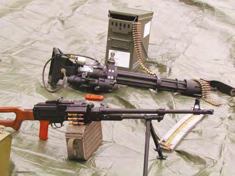 Kuvassa ylhäällä jo aiemmin esitellyt suomalaiset konepistoolit, joiden alapuolella on H&K:n MP5K -konepistooli taittuvaperäisenä.