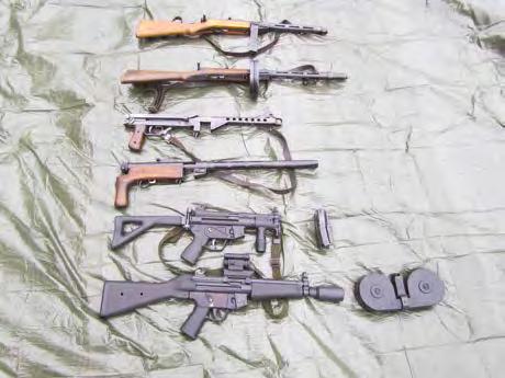 Nykyaikaisia konekivääreitä: PKM-konekivääri etualalla ja Dillon M134 -konekivääri taustalla. Molemmat ovat nykyaikaisia, laajassa käytössä maailmalla olevia jalkaväkitaistelijan tulitukiaseita.