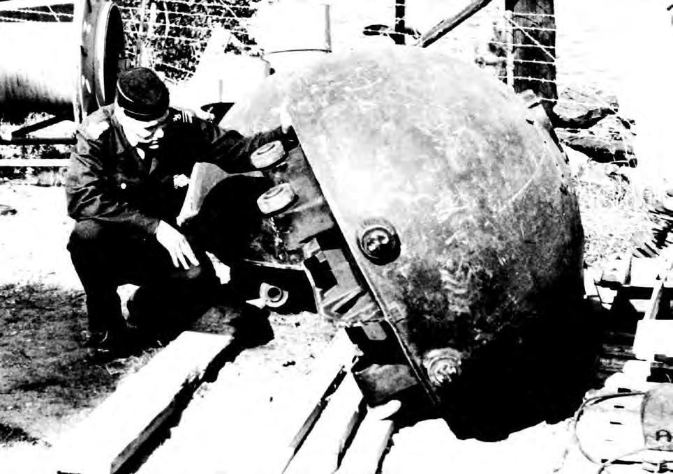 Herätemiinojen kehitystyö Merivoimissa Kuva 1. Suomalainen meriupseeri tarkastelee saksalaisvalmisteista RMA-herätemiinaa 1950-luvulla.