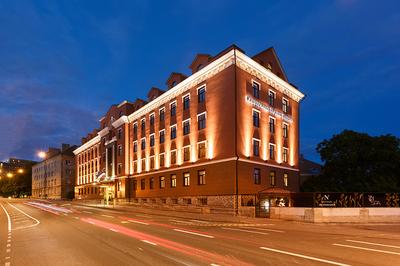Tallinnan vanhaakaupunkia ja keskustaa. Hotelli on sisustettu lämpimin, merihenkisin sävyin. Hotellissa on 107 viihtyisästi sisustettua ja korkkilattioilla varustettua huonetta.