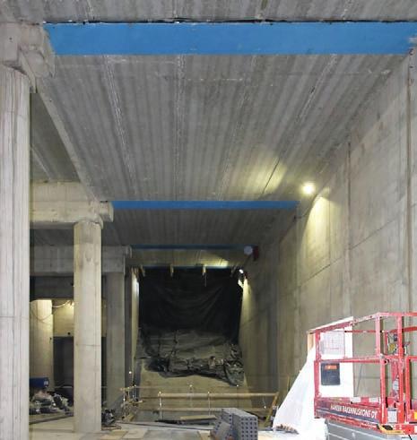 Aurinkopaneelit, joita tulee 465 m 2, ovat Suomenlahdentien puolen julkisivua hallitseva kokonaisuus. Niillä syntyvät tummat pystyvyöhykkeet ikkunalinjojen väliin.