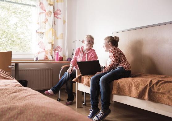 3. Asuntolan aukioloajat Asuntola aukeaa maanantaisin klo 7.00. Pitkänmatkalaisten mahdollisuudesta saapua asuntolaan sunnuntaina klo 16.00 alkaen sovitaan erikseen.