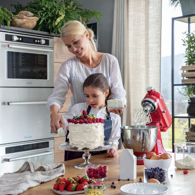 KitchenAid juhlistaa satavuotista taivaltaan lanseeraamalla ihastuttavan Queen of Hearts -tuotesarjan KitchenAidin satavuotissyntymäpäivään kuulu paljon muutakin kuin ikonisen brändin juhlistaminen.