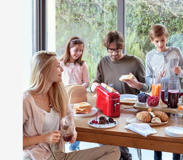 Vuosien saatossa KitchenAidin punainen väri on ollut vahva osa ikonisen brändin identiteettiä. Queen of Hearts -tuotesarjassa KitchenAid säilyttää punaisen värinsä, mutta tuo siihen päivitetyn sävyn.