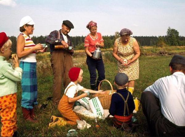 Ennen - Nyt Työ on muuttunut fyysisestä työstä istumatyöksi työmatkat taitetaan usein moottoriajoneuvolla.