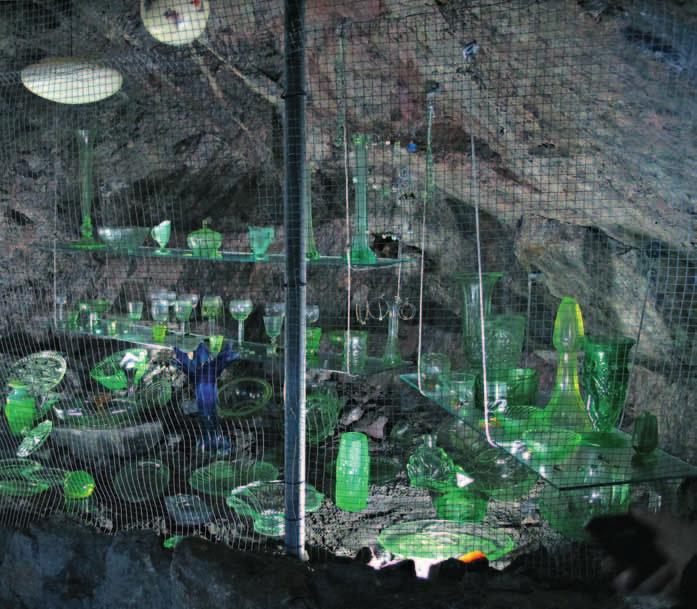 Ihmisten hylkäämiä uraanilaseja oli esillä kaivoskäytävän eräässä syvennyksessä verkkojen takana. Opas käskee meitä sammuttamaan taskulamput.