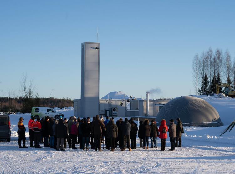 tankkausaseman avajaisia vietettiin 12