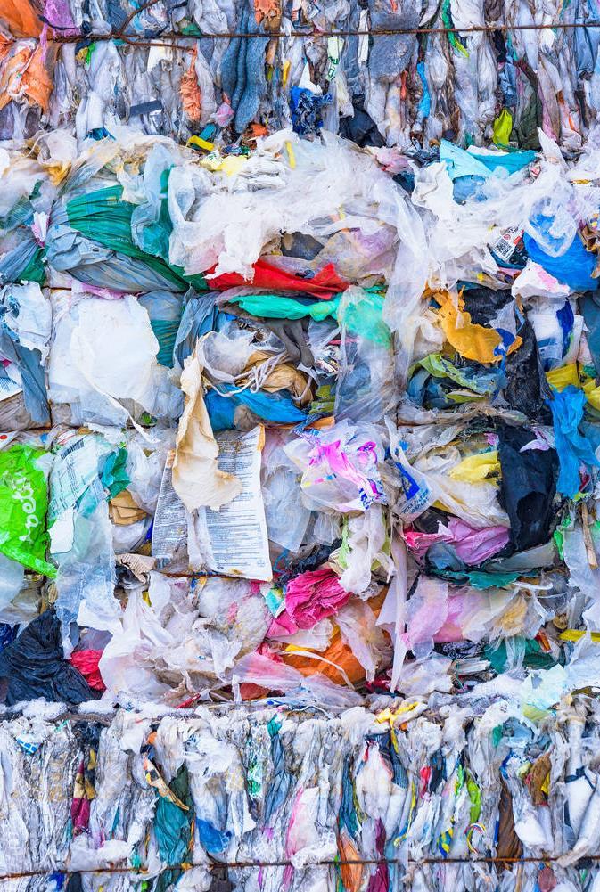 Tehostetaan merkittävästi muovin talteenottoa Uudistetaan muovijätteen erilliskeräysvaatimuksia; lisätään merkittävästi pakkausmuovin talteenottoa ja keräyspaikkoja Käynnistetään kokeilu, jossa
