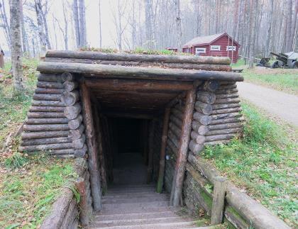 Petäjärvi Kiviniemen etelänpuoleinen osa on jäänyt suureksi osaksi moottoritien ja sen ramppien alle eikä sieltä ole enää helppo tunnistaa paikkoja.