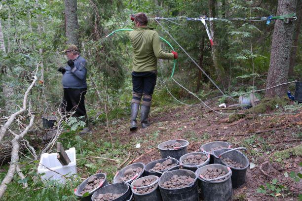 käsin (Kuvat: Aki Janatuinen ja Sini