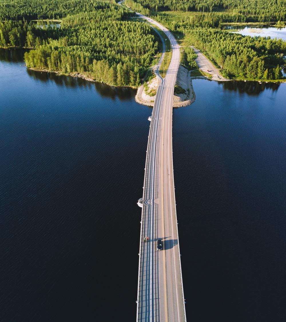 Ympäristö kiittää Nelostietä Tasaisesti sujuva liikenne ilman turhia kiihdytyksiä ja jarrutuksia on yksinkertainen keino vähentää päästöjä.