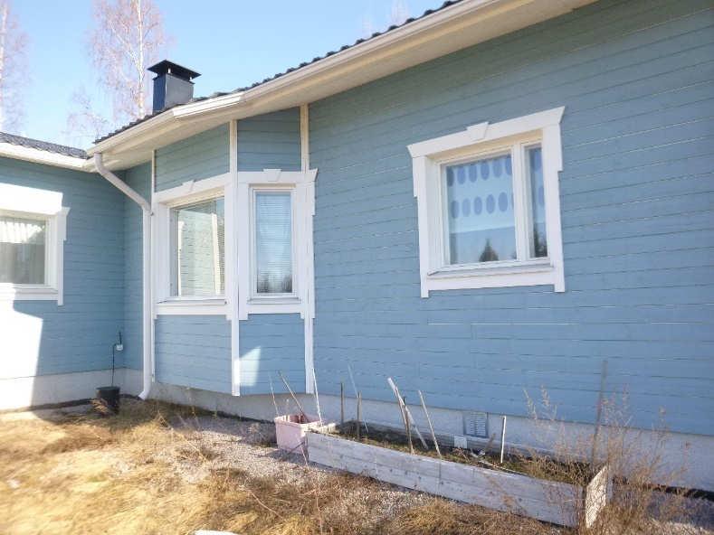 12 9. Ulkoseinät, julkisivut HAVAINNOT Takapihalla irronneet tikkaat ovat repineet yhden verhouslaudan irti kiinnityksestään.