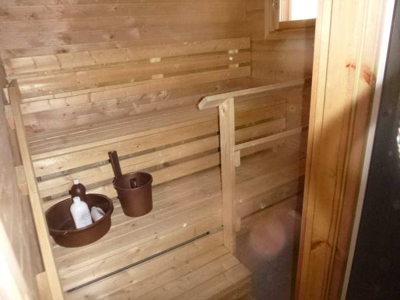 21 14.2. Sauna PÄÄSIALLISET PINTA- RAKENTEET/PINNOIT- TEET VEDENERISTYS/ KOSTEUDENERISTYS Lattiassa on laatoitus, joka on nostettu tilan seinille.
