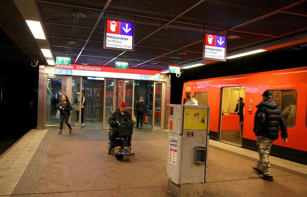 lattia ovat samassa tasossa Länsimetron rataosuudella tunneleissa on