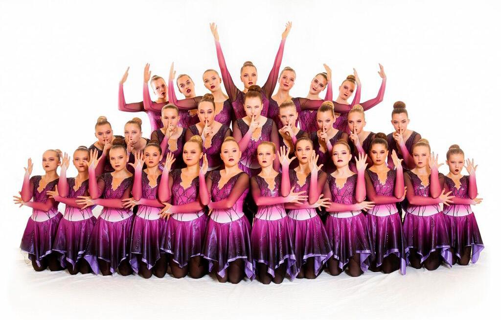 Välivuori Jenni Rahko, Anna Karjalainen, Henriikka Latva Maaret Kulo ja Mervi Toivonen Joukkueen keski-ikä: 13,7 Slavic Circle Dance EVT: Dream Steps Castren Iiris, Dickman Janica, Ek Sofia (A),