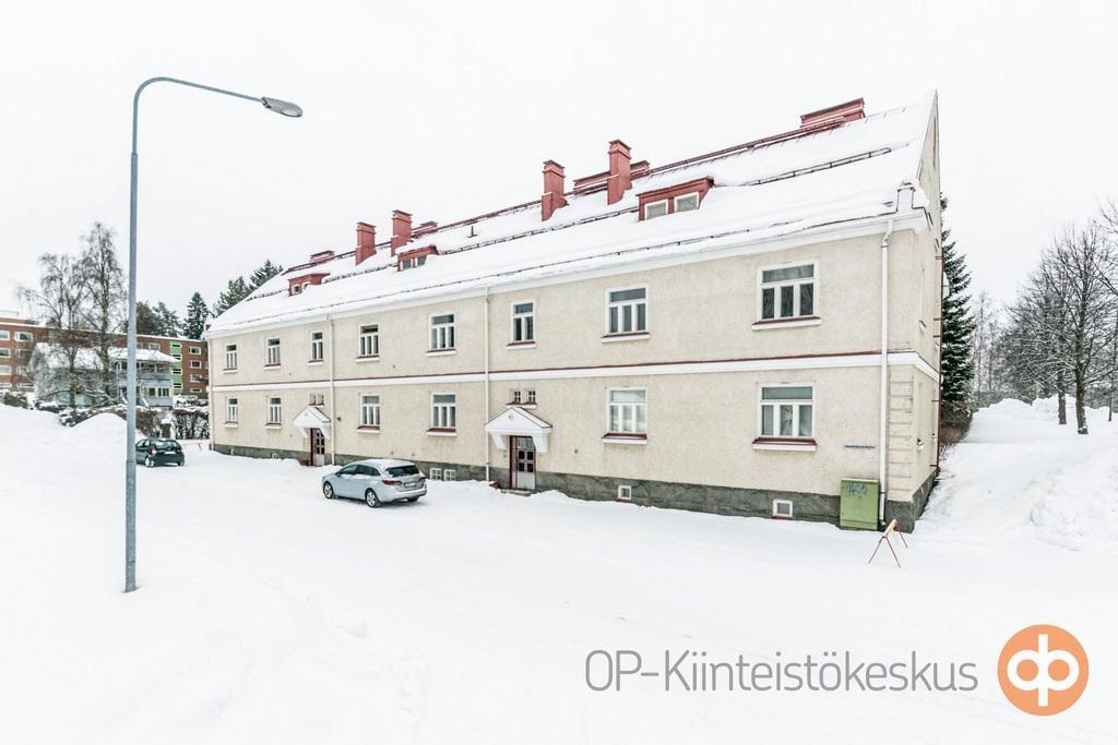 vinoja sisäkattoja ja suojaisa parveke sisäpihalle länteen, jonne käynti