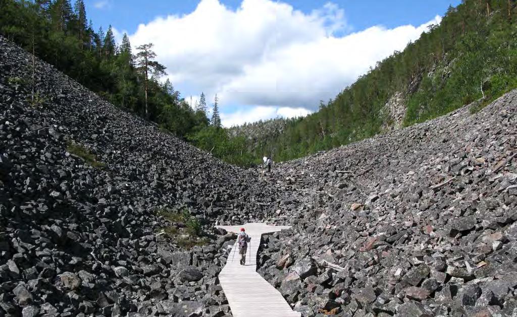 Pyhätunturi, Pelkosenniemi VTDI:n loma-huoneisto Huttukero 6:ssa (os. Huttu-Ukko 11) on aivan Pyhän keskustassa. Kansallispuisto vain muutaman sadan metrin päässä ja alueen palvelut ikkunasi alla.