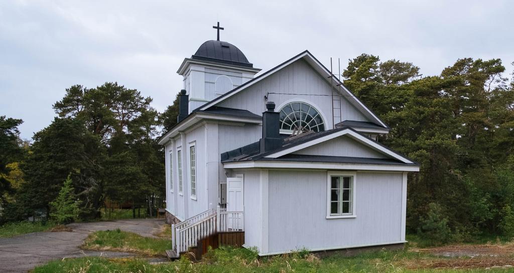Saaren vanhasta rukoushuoneesta ovat peräisin koivusta tehty Kristus-veistos, hopeinen öylätti- eli ehtoollisleipälautanen ja ehtoolliskalkki, jossa on vuosiluku 1780.