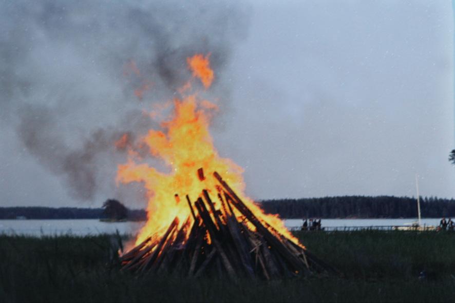 klo 10-11 Värikästä maalinroiskintaa VALO lapsiperheiden kokonaisvaltaisen hyvinvoinnin vahvistaminen -hanke kutsuu lapset leikkimään ja roiskimaan väreillä, joista taiteillaan yhteinen teos.