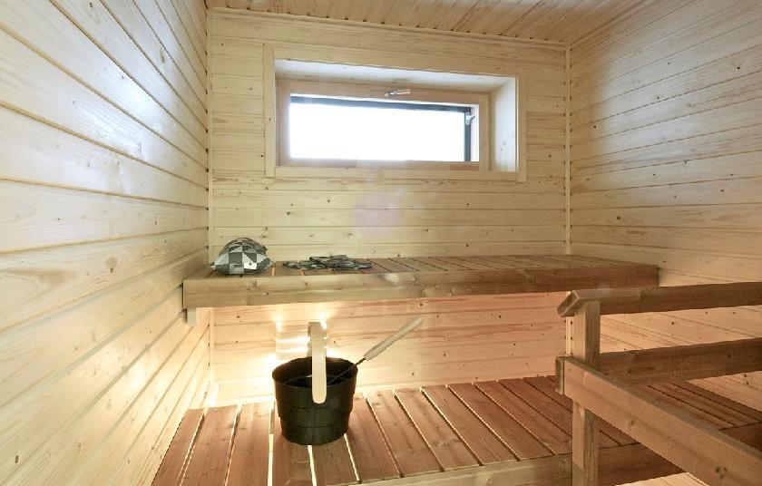 kuusi Saunan jalkalistat pesuhuoneen