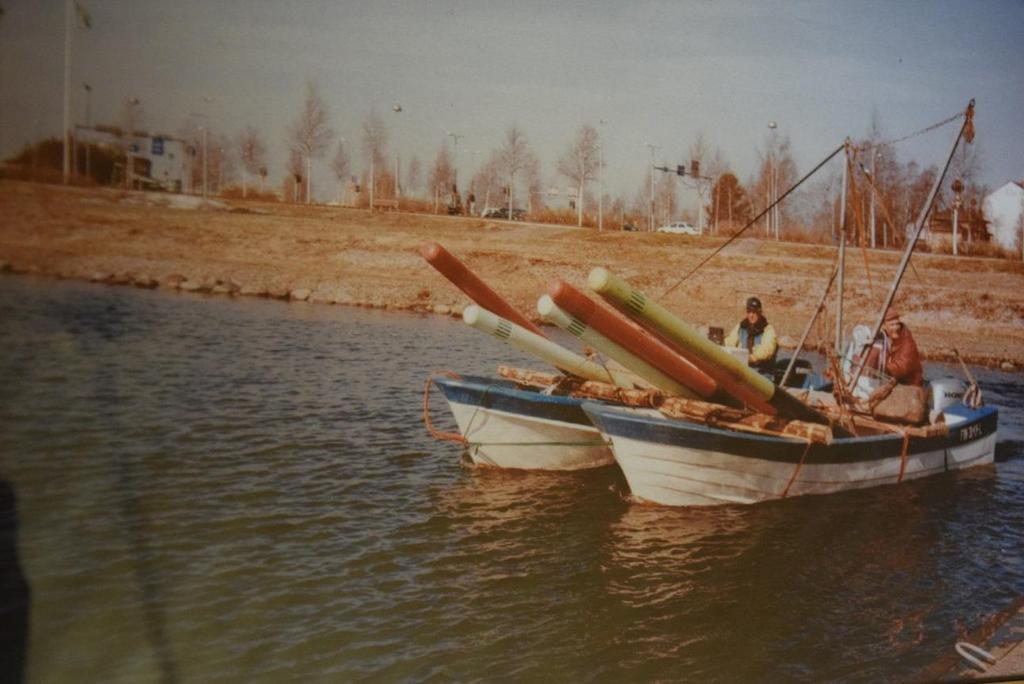 Kuva. Kalastajat Lauri Vallo ja Lasse Vainio Tornion kaupungin väylänhoitotyössä 2000-luvun alussa. Venereittien viitat laitetaan paikoilleen ja nostetaan syksyllä ylös. (Kuva Lauri Vallo.