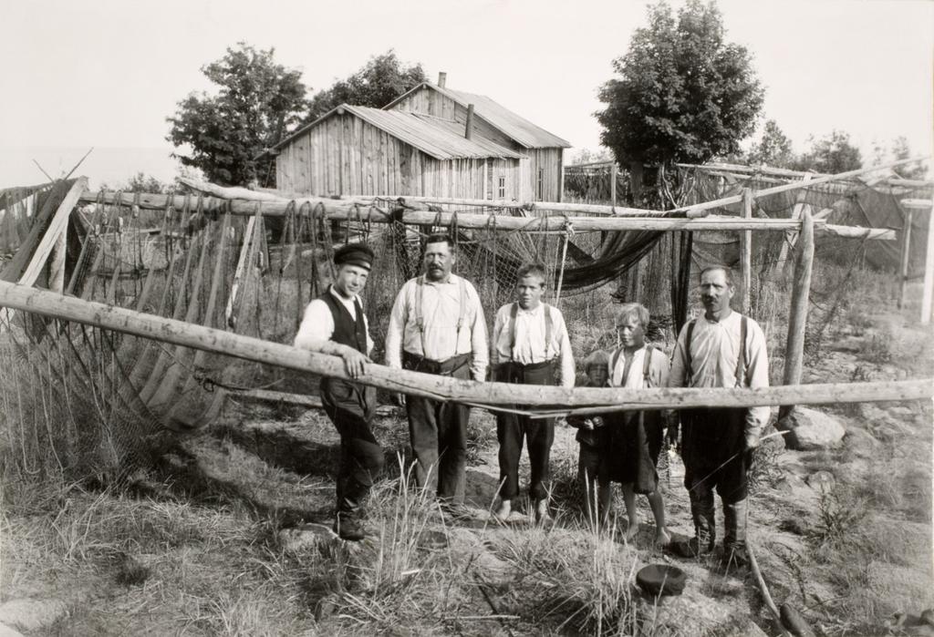 Väätäjän veljekset Kuivaniemestä Röytän Taljan kalastuspaikalla verkonkuivaustelineidensä äärellä. Kuvaaja T.H. Järvi 7.7.1925.