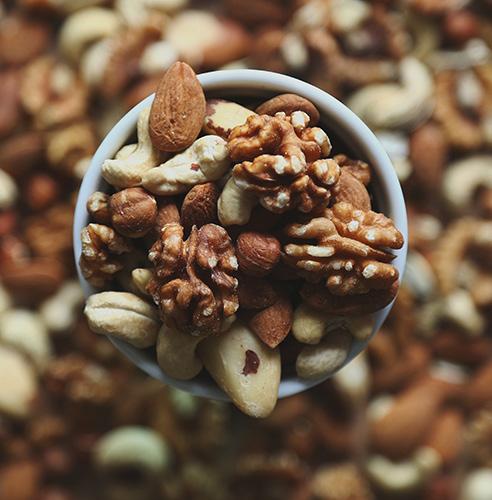 PÄHKINÄT PÄHKINÄT Pähkinät ovat todellista voimaruokaa. Ne sisältävät mm. E- ja K-vitamiinia, Omega-rasvahappoja, antioksidantteja, proteiinia, kuitua, rautaa, magnesiumia, kalsiumia ja kaliumia.