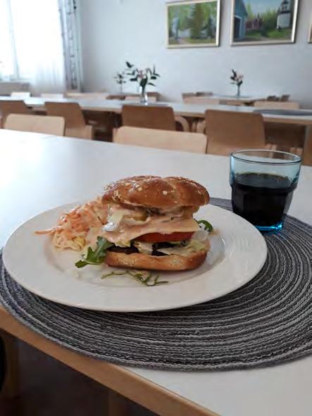 HENKILÖSTÖRUOKAILU / TOIMINTAKERTOMUS 1. Toimintasuunnitelma sisältyy ruokatalouden perustoimintokuvaukseen 2. Lounaslippuja on vuoden aikana myyty 5280 kpl. 3.