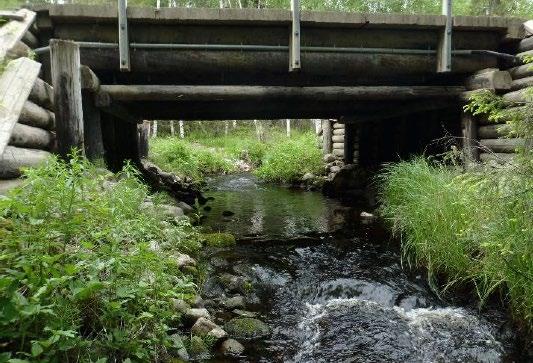 17 Ylitysrakenteen valintaan vaikuttaa uoman leveys. Silta- ja rumpurakentamisen mitoitus tulee tehdä siten, ettei se supista virtauspinta-alaa liikaa ja aiheuta siten haittaa tai vahinkoa.