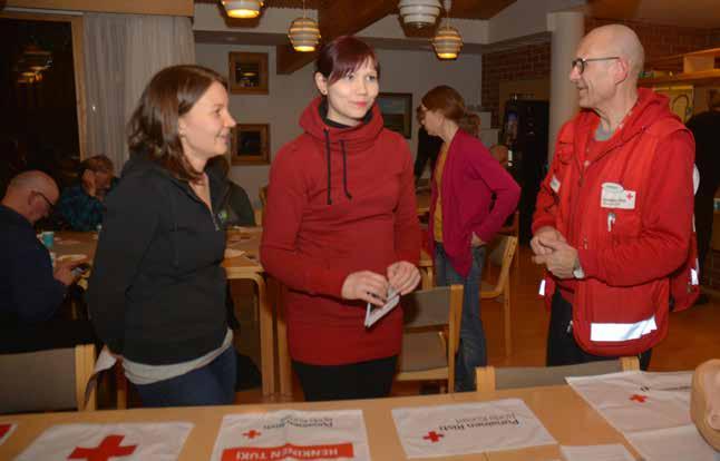 OSASTOISSA TAPAHTUU Uudet tuulet toivat voimaa toimintaan Juha Hankkila Uudet vapaaehtoiset Elsa (vas.) ja Marika juttelevat Markun kanssa.
