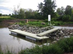 Betoniponttonilaituri M-sarja PAINEKYLLÄSTETTY PUUKANSI - Vankka rakenne - Suuri kantokyky KÄYNTISILTA - Sopii suuren veneen kiinnitykseen - Ympärivuotiseen käyttöön Betoniponttonilaituri M 24 8 m