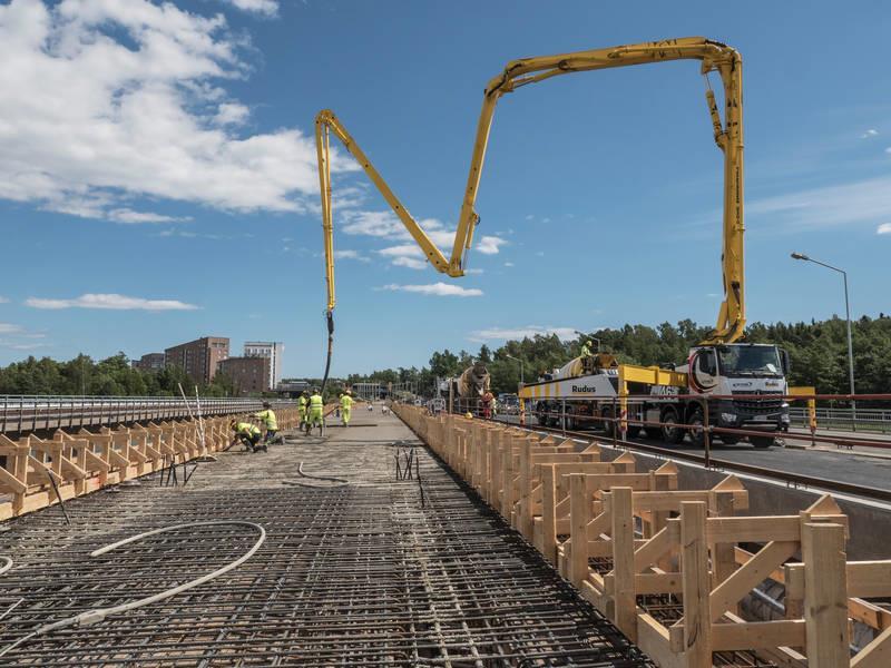 Runkoaines Suurin osa betonin tilavuudesta runkoainesta (60 85 %) Runkoaineen ominaisuudet vaikuttavat sekä tuoreen betonimassan että kovettuneen betonin ominaisuuksiin Vaikuttavista tekijöistä