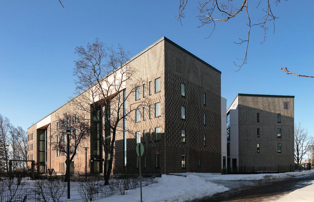 24 23 Hansakallion koulun puoleisessa rakennuksessa on käytetty harmaata tiiltä ja betonia. Yhteensä taloissa on kummassakin yhdeksää erilaista reliefipintaa.