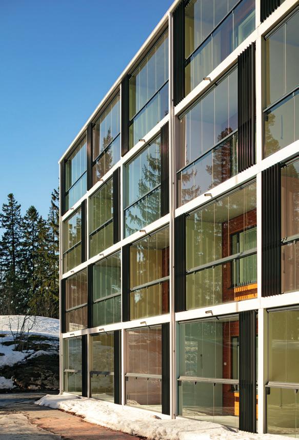 Hansakallion koulun puoleisessa rakennuksessa harmaata tiiltä ja betonia.