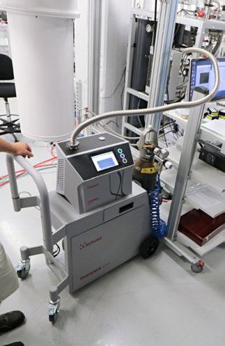 Vuodonetsintä lyhyesti YTM-Industrial Oy suorittaa vuodonetsintää Leybold Phoenix -vuodonetsintälaitteella. Kohteena voi olla pieni komponentti, suuri prosessijärjestelmä tai jotain siltä väliltä.