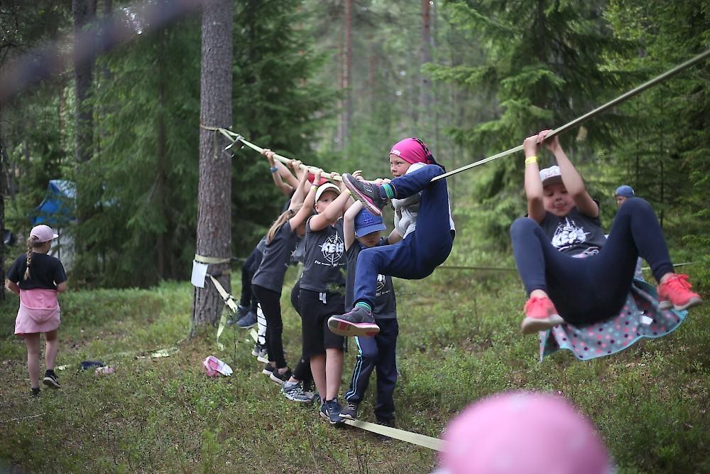 PERHELEIRIT SAAPUMINEN LEIRILLE Perheleireille ei ole järjestettyä yhteiskuljetusta. Katso ajo-ohjeet Ahtelaan s. 6. Perheleiriläisten 1 & 2 saapuminen PL 1: 10.6. klo 15.30-16.