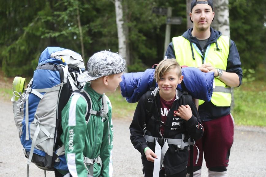 MAJOITTUMINEN LEIRILLÄ Leiripaikkana toimii Turun kaupungin leirikeskus Sauvon Ahtelassa. Majoitus tapahtuu omissa teltoissa tai koulun lattialla. Leiriturvallisuuden vuoksi ns.