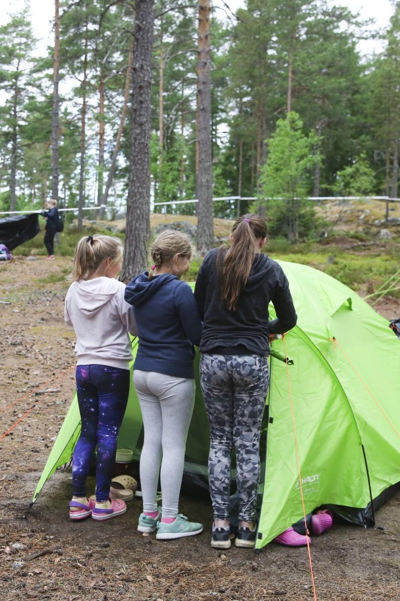 Telttamajoituksen valinneille oma teltta tai paikka kaverin teltassa on siis välttämätön! Olethan muistanut sopia asiasta kaverisi kanssa? Leiriläiset saavat teltan pystytykseen apua leiriohjaajilta.