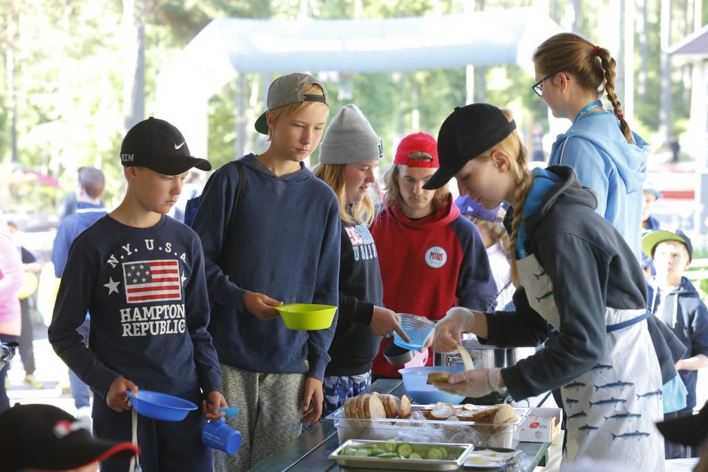 RUOKALISTA TIISTAI KESKIVIIKKO TORSTAI PERJANTAI AAMUPALA puuro M, hillo, ruisleipä L puuro, marjakeitto, limppu L puuro, hillo, leipä L LOUNAS makkarakeitto L, GL, ruisleipä makaronilaatikko L,