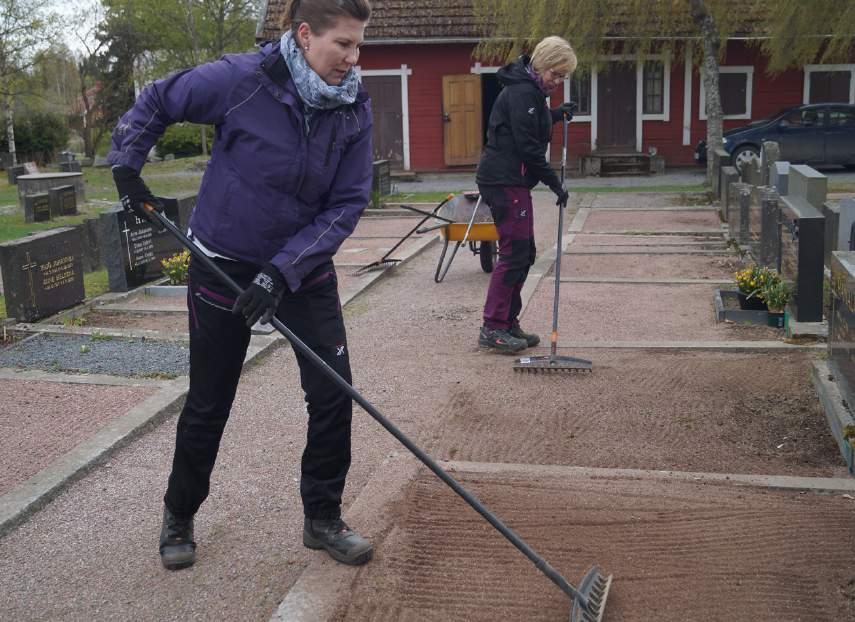 Tea Ala-Kokko on toiminut Kiikan hautausmaan kausityöntekijänä vuodesta 1997. Sinikka Karlsson aloitti kausitöissä Tyrvään kirkolla vuonna 2002 ja siirtyi sieltä Kiikkaan vuonna 2014.