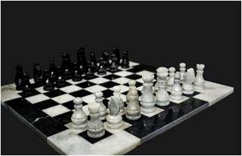 MARMORISET SHAKKILAUDAT Kauniit marmoriset shakkilaudat sopivat sekä ahkeraan shakin pelaamiseen että sisustukseen.