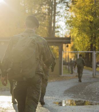 Lomille, Mars! Ensimmäiset pari viikkoa kuluvat ripeästi opittuja sotilastaitoja kartuttaessa.